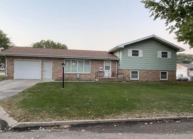 Property at 1006 2nd Ave W, Mobridge, SD 57601, 4 beds, 1 bath