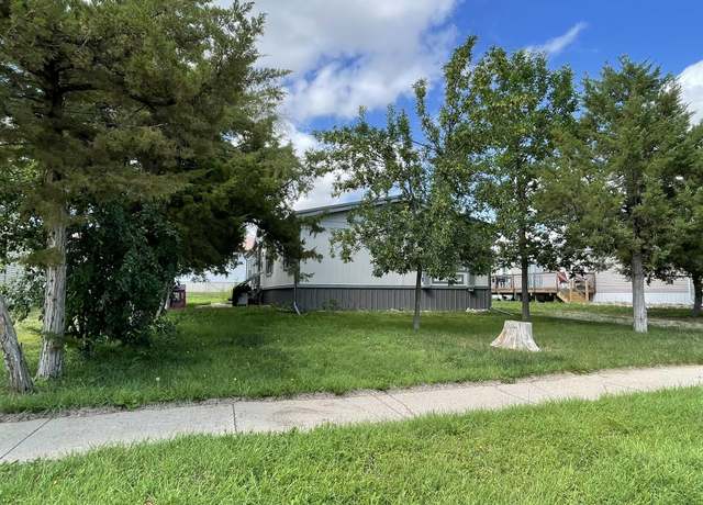 Property at 1918 E Park St, Pierre, SD 57501, 3 beds, 2 baths