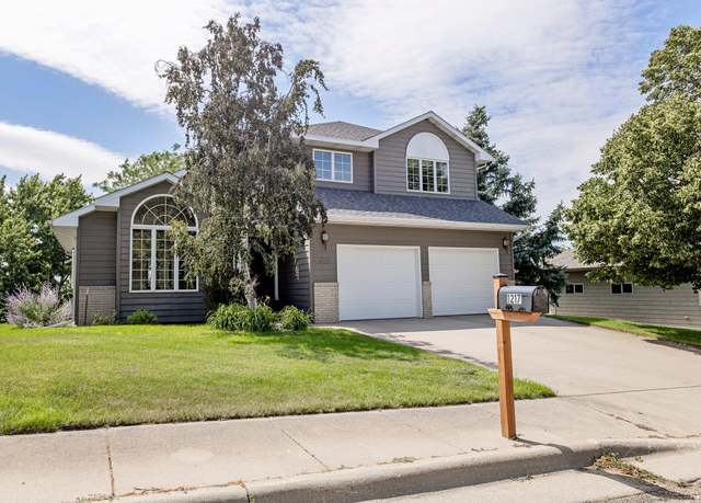 Property at 1217 Hilgers Dr, Pierre, SD 57501, 3 beds, 4 baths