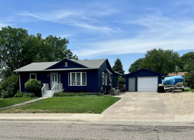 Property at 613 N Central Ave, Pierre, SD 57501, 5 beds, 2 baths