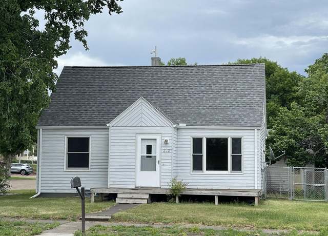 Property at 202 S Polk Ave, Pierre, SD 57501, 3 beds, 1 bath