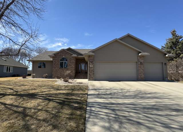 Property at 1375 Riverview Dr, Huron, SD 57350, 5 beds, 3.5 baths