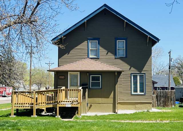 Property at 1104 Kansas Ave SE, Huron, SD 57350, 3 beds, 2 baths
