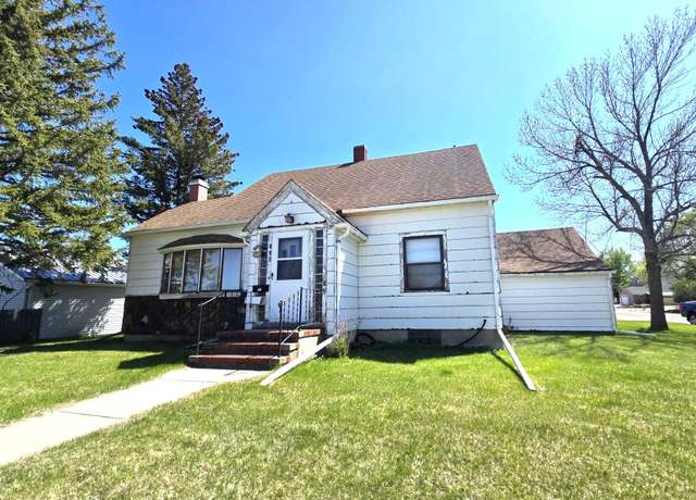 Property at 326 W 4th St, Miller, SD 57362, 4 beds, 2 baths