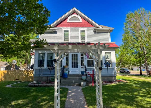 Property at 1109 Illinois Ave SW, Huron, SD 57350, 4 beds, 2.5 baths