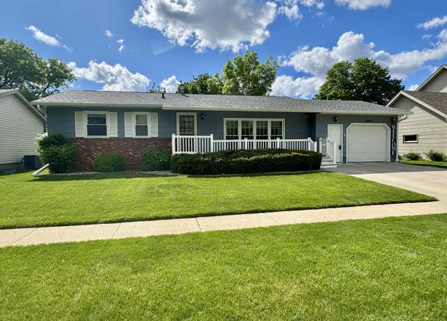 Property at 1405 Arizona Ave SW, Huron, SD 57350, 2 beds, 2.5 baths