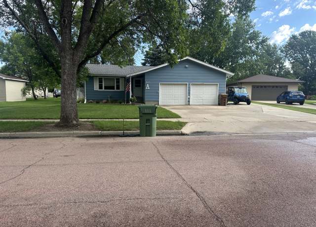 Property at 845 Madison Blvd SE, Huron, SD 57350, 3 beds, 2 baths