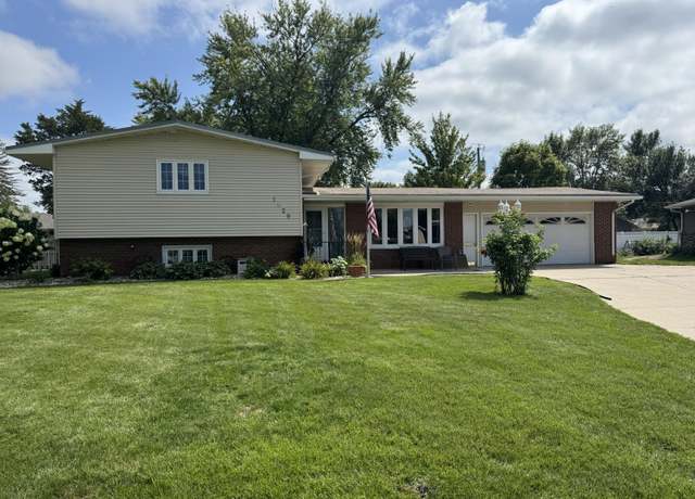 Property at 1829 Dexter Ct, Huron, SD 57350, 3 beds, 3 baths