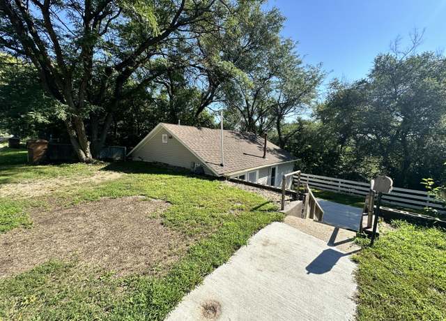 Property at 568 Lawnridge Ave SE, Huron, SD 57350, 2 beds, 1 bath