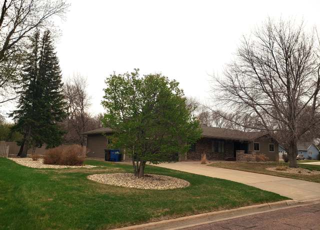 Property at 1000 Circle Dr, Mitchell, SD 57301, 4 beds, 3 baths