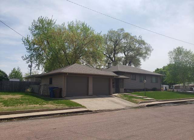 Property at 120 W 11th Ave, Mitchell, SD 57301, 3 beds, 2 baths