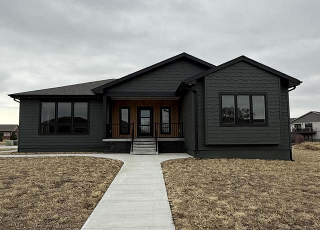 Property at 2019 Quiett Ln, Mitchell, SD 57301, 2 beds, 2.5 baths