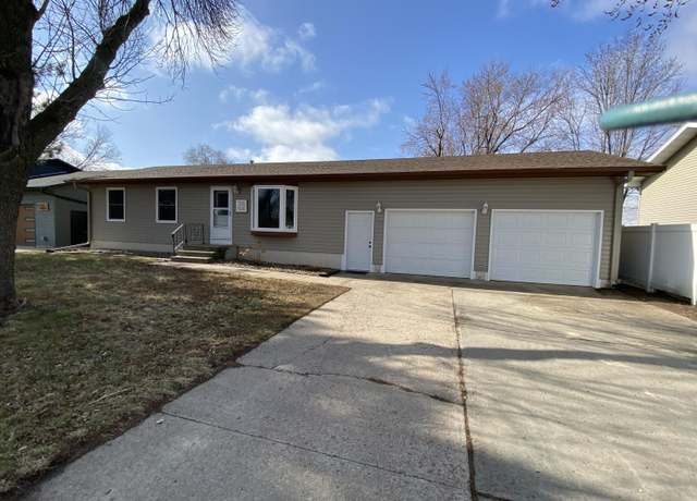 Property at 28 S Harmon Dr, Mitchell, SD 57301, 3 beds, 2 baths