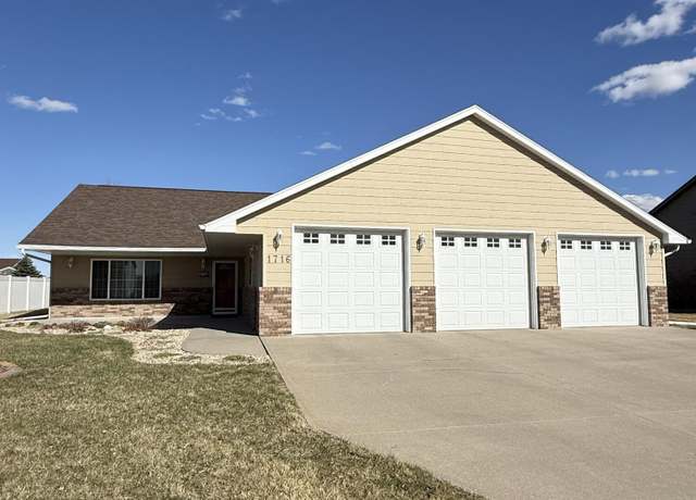 Property at 1716 Thomsen Pl, Mitchell, SD 57301, 3 beds, 2 baths