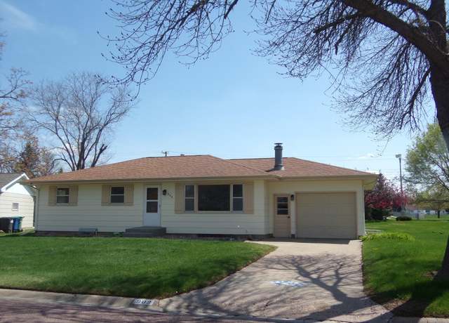 Property at 909 E 12th Ave, Mitchell, SD 57301, 3 beds, 2 baths