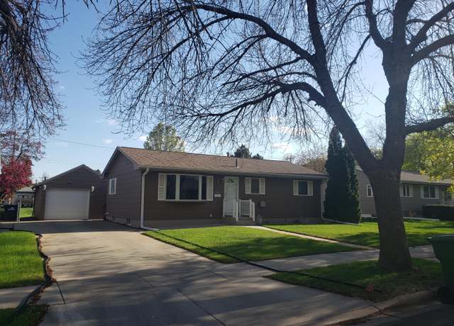 Property at 1607 E 4th Ave, Mitchell, SD 57301, 3 beds, 2 baths