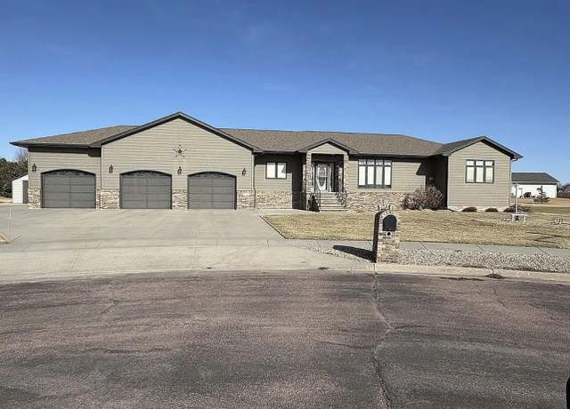 Property at 2704 Mentzer Ct, Mitchell, SD 57301, 4 beds, 2.5 baths