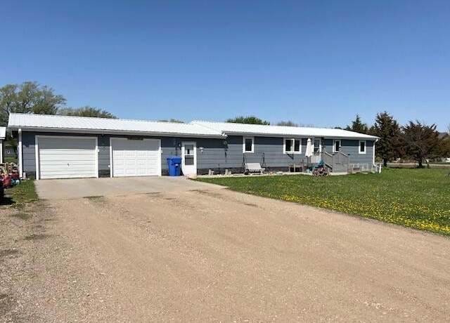 Property at 211 East Rd, Plankinton, SD 57368, 5 beds, 3 baths