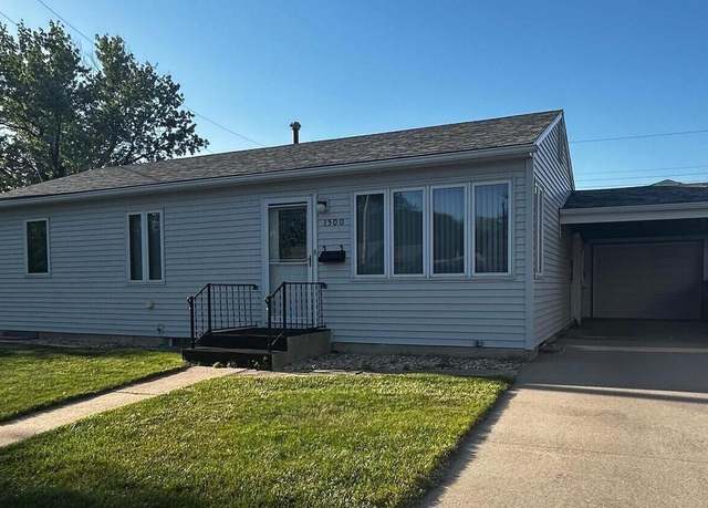 Property at 1500 Bridle Dr, Mitchell, SD 57301, 3 beds, 1 bath