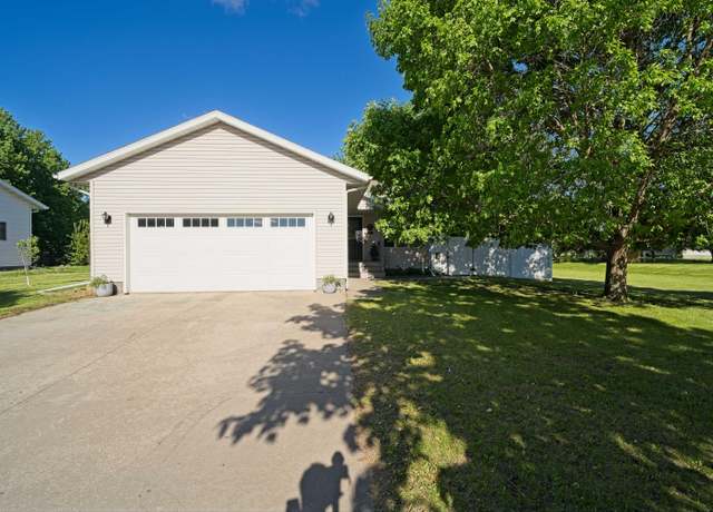 Property at 1614 N Minnesota St, Mitchell, SD 57301, 5 beds, 2 baths