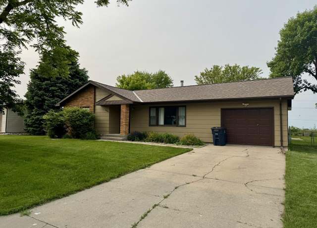 Property at 604 Poplar Dr, Wagner, SD 57380, 3 beds, 2 baths