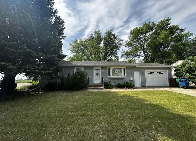 Property at 1617 Bridle Dr, Mitchell, SD 57301, 4 beds, 2 baths