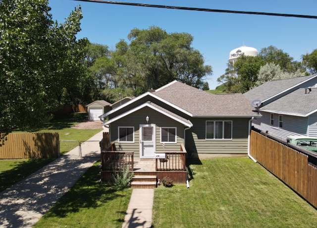 Property at 1326 W 4th Ave, Mitchell, SD 57301, 3 beds, 2 baths