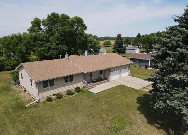 Property at 3301 N Ohlman St, Mitchell, SD 57301, 3 beds, 1.5 baths