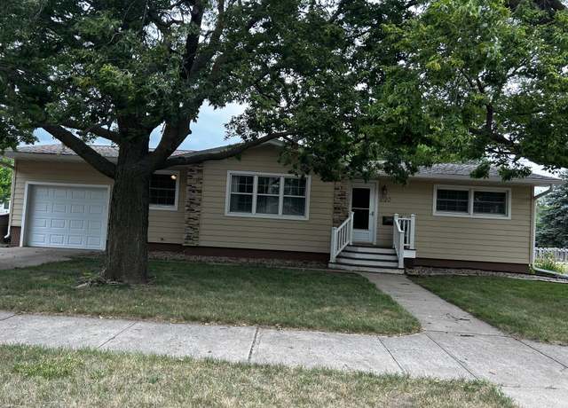 Property at 220 N Marshall St, Mitchell, SD 57301, 3 beds, 1.5 baths