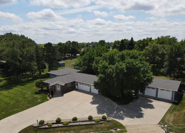 Property at 2401 Fairway Cir, Mitchell, SD 57301, 4 beds, 2 baths