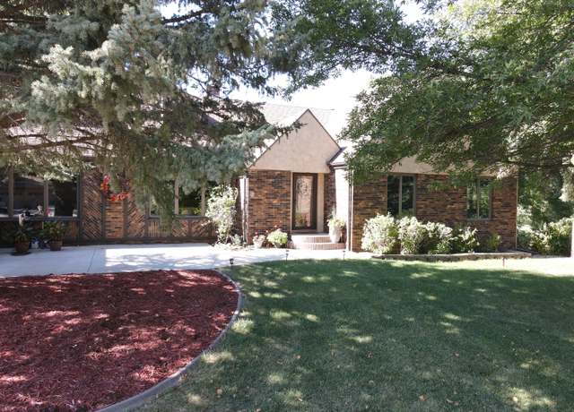 Property at 1225 Summit Dr, Mitchell, SD 57301, 4 beds, 4 baths