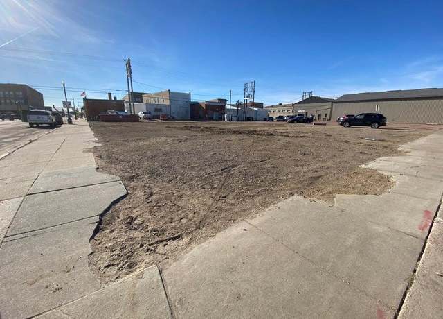 Property at 124 E 1st Ave, Mitchell, SD 57301