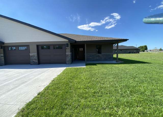 Property at 811 W Pine Ave, Mitchell, SD 57301, 2 beds, 2 baths