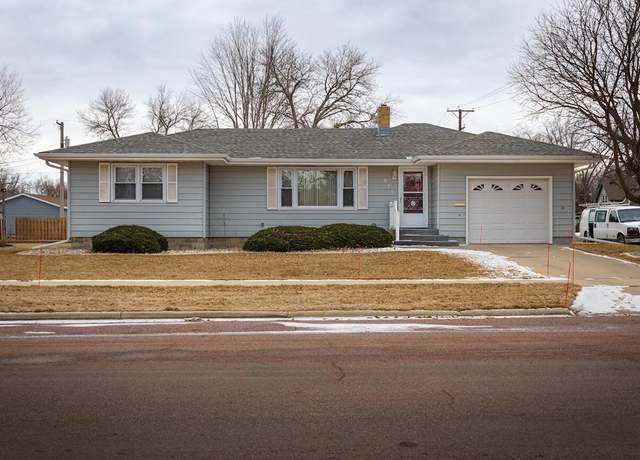 Property at 825 W 6th Ave, Mitchell, SD 57301, 2 beds, 2 baths