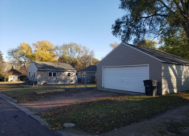 Property at 601 S Wisconsin St, Mitchell, SD 57301, 3 beds, 1 bath