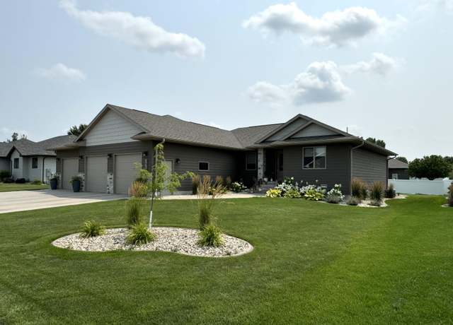 Property at 1435 Country Dr, Mitchell, SD 57301, 5 beds, 3 baths