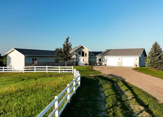 Property at 116 De Caza Dr, Yankton, SD 57078, 4 beds, 3.5 baths