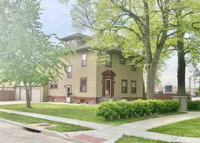 Property at 418 Linn St, Yankton, SD 57078, 4 beds, 2.5 baths