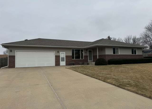 Property at 2601 Ella Ln, Yankton, SD 57078, 3 beds, 2 baths