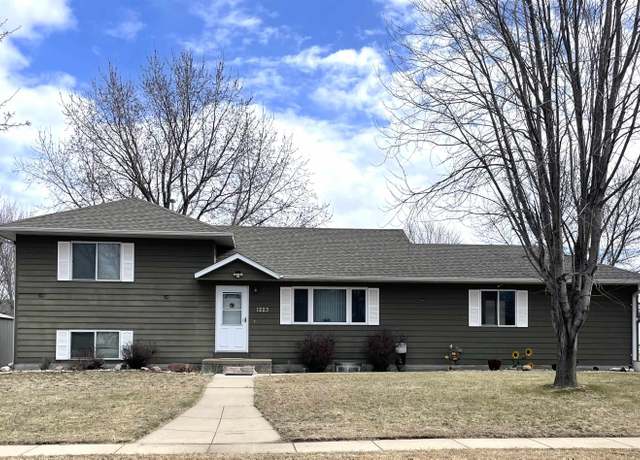 Property at 1223 Pasque Cir, Yankton, SD 57078, 4 beds, 2 baths