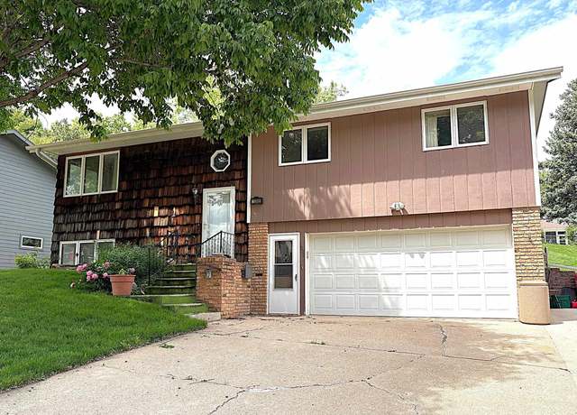 Property at 1000 E 17th St, Yankton, SD 57078, 3 beds, 2.5 baths
