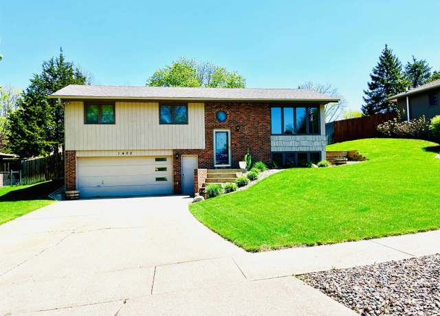 Property at 1400 Spruce St, Yankton, SD 57078, 3 beds, 2.5 baths