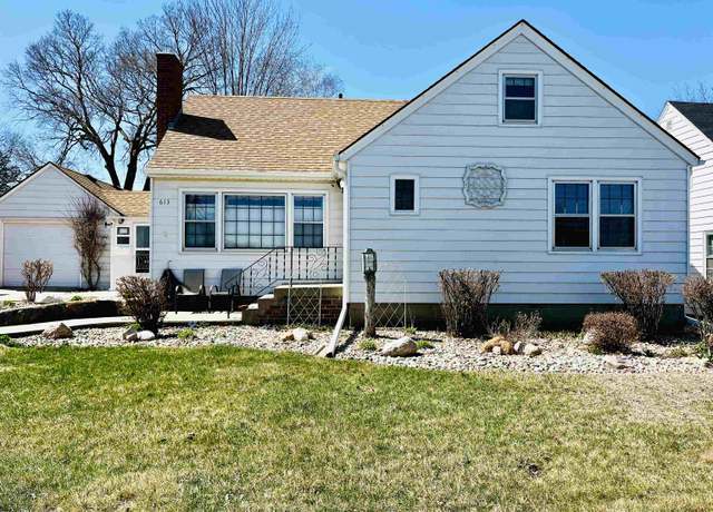 Property at 613 Maple St, Yankton, SD 57078, 3 beds, 2.5 baths