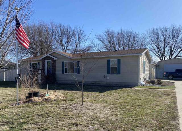 Property at 1302 Oak St, Yankton, SD 57078, 4 beds, 3 baths