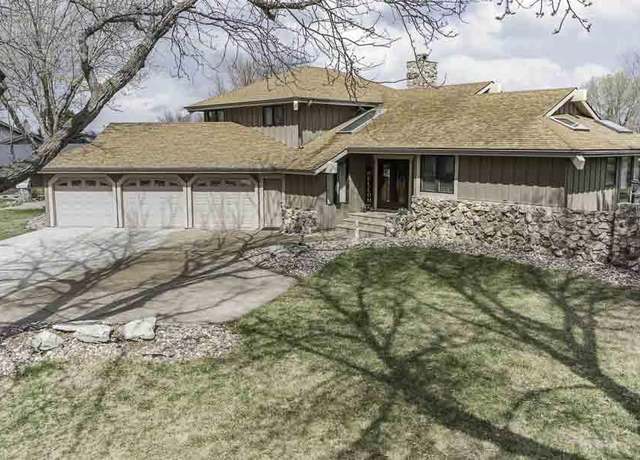 Property at 2608 Mulberry St, Yankton, SD 57078, 4 beds, 2.5 baths