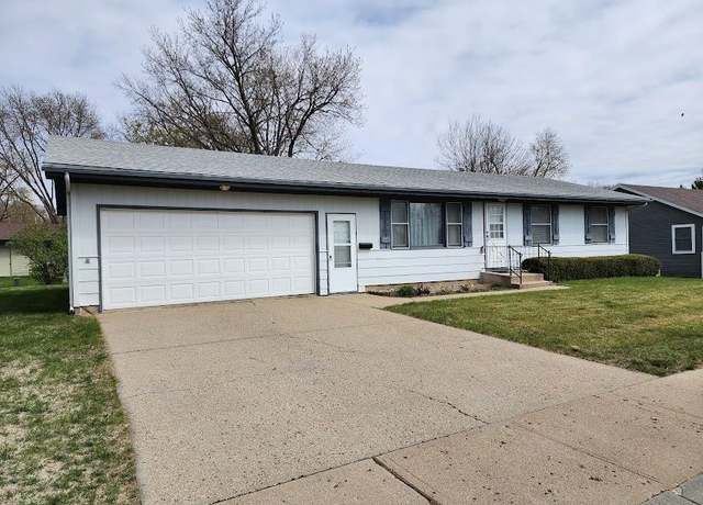 Property at 1014 E 15th St, Yankton, SD 57078, 3 beds, 2 baths