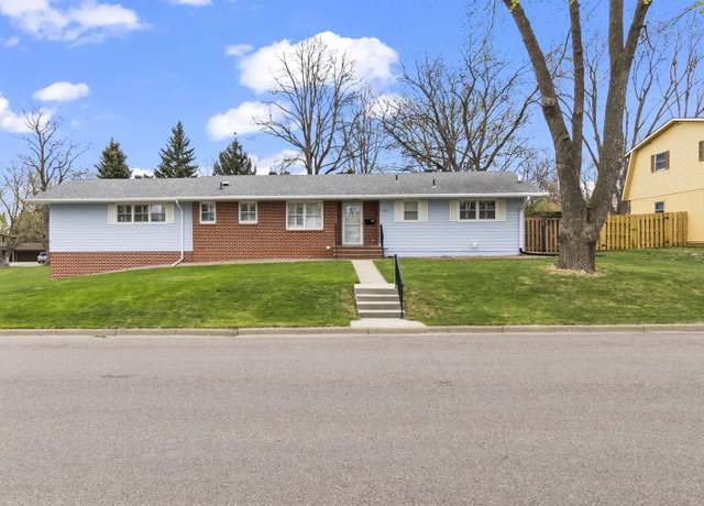 Property at 2014 Ross St, Yankton, SD 57078, 4 beds, 2.5 baths