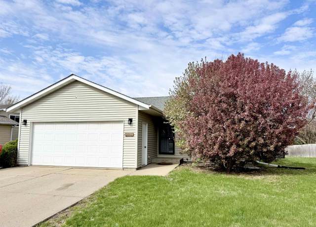 Property at 2911 Lakeview Dr, Yankton, SD 57078, 4 beds, 2 baths