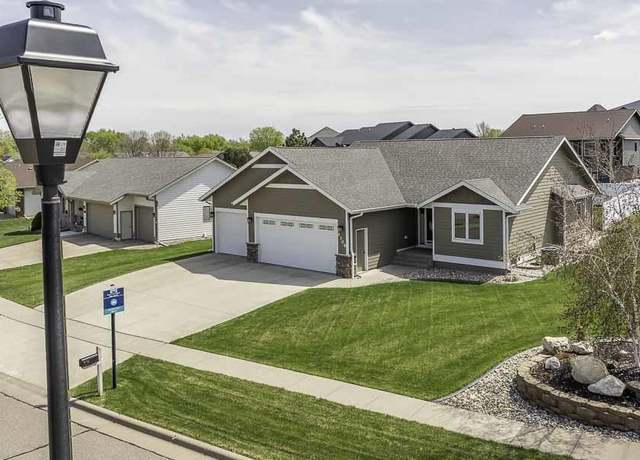 Property at 1309 W 17th St, Yankton, SD 57078, 4 beds, 3 baths