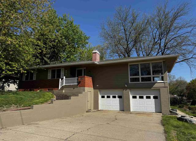 Property at 802 W 11th St, Yankton, SD 57078, 4 beds, 3 baths